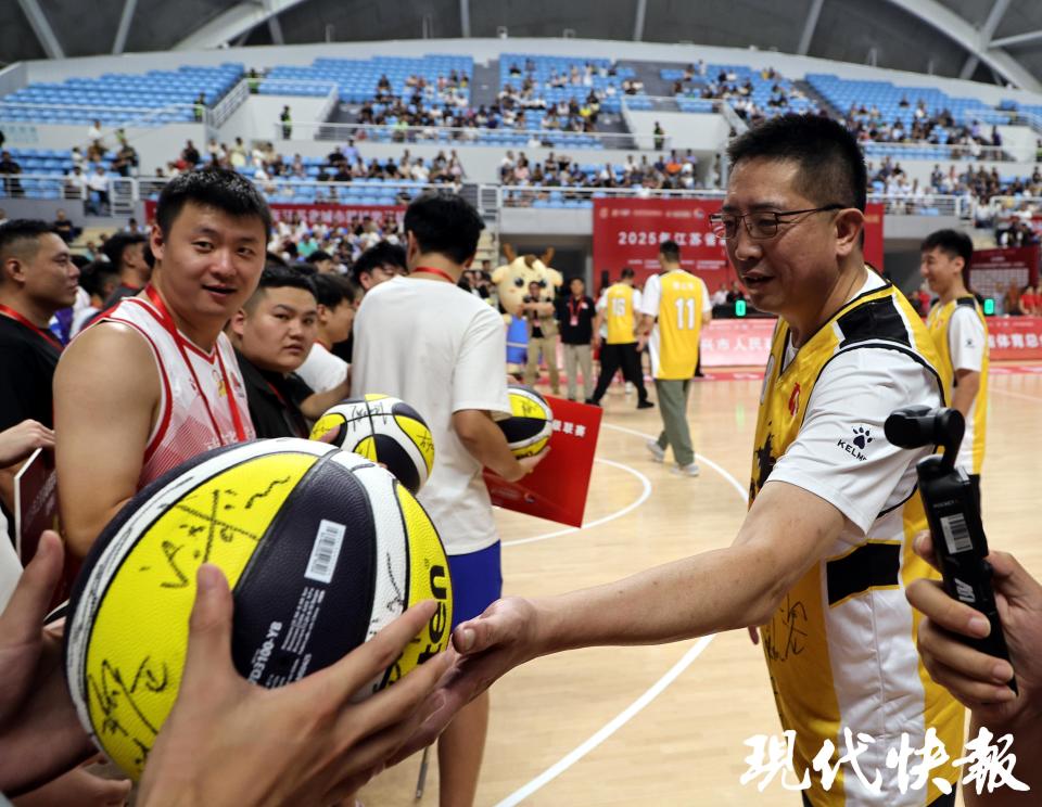 苏男篮球员, 宜兴, 与在校学生 苏男篮球员, 宜兴, 与在校学生