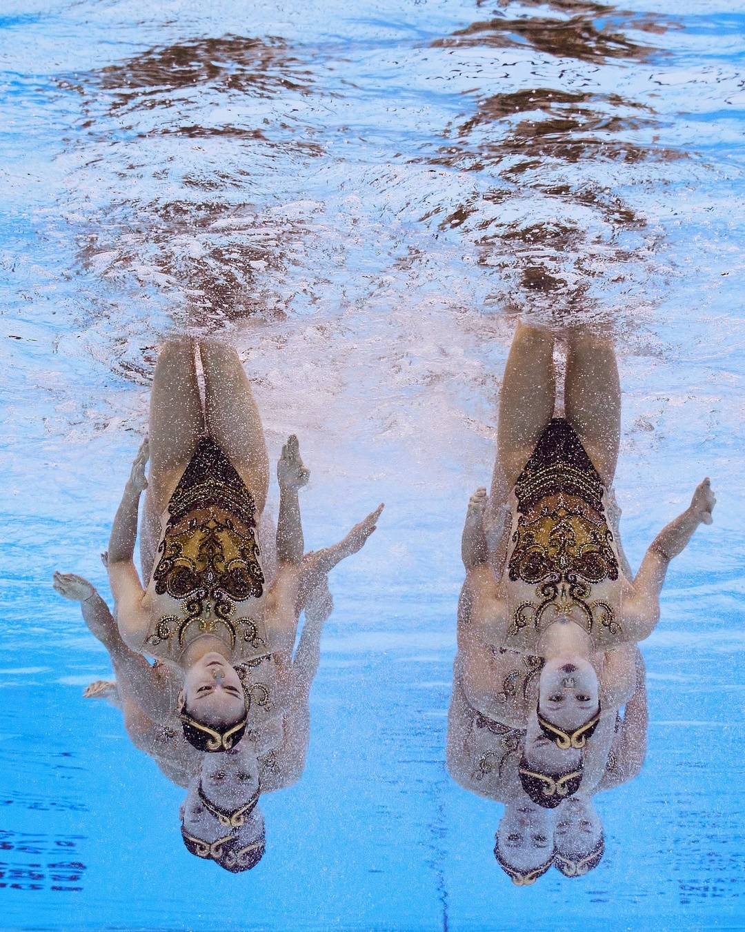 在逆境中披, 次战胜, 兄弟姐妹 在逆境中披, 次战胜, 兄弟姐妹